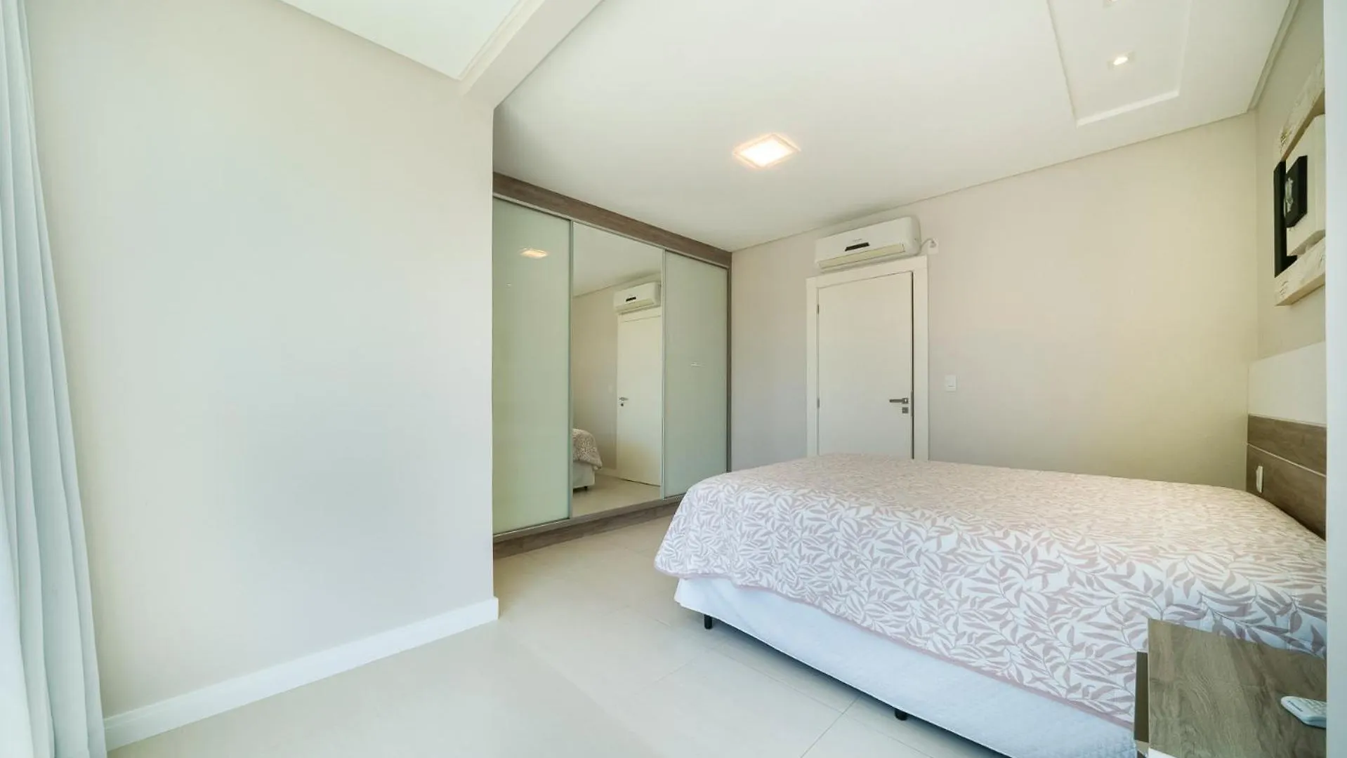 Apartamento Duplex Terreo Com Super Spa Bombinhas 0*,  Brazil